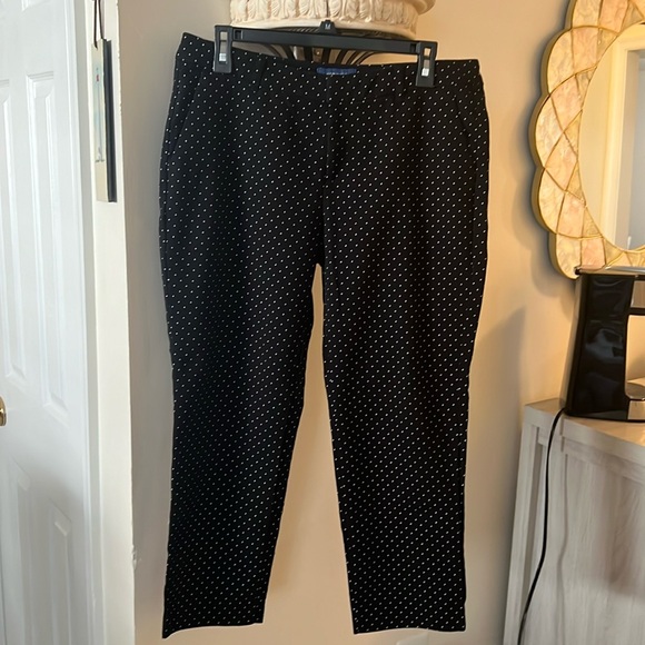 Old Navy Pants - Old Navy “Harper” Black & white Capris